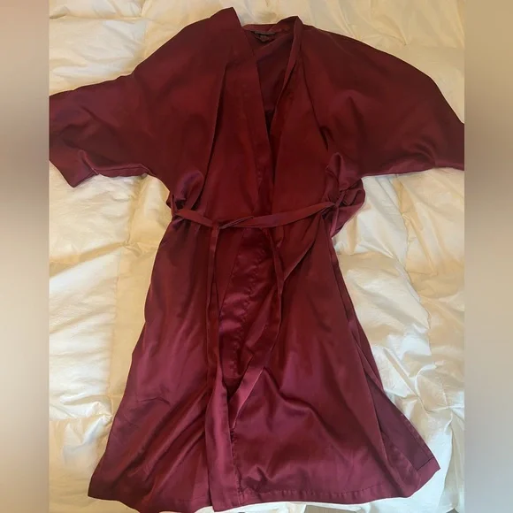 VICTORIA'S SECRET Signature Satin Short Robe - Picture 2 of 3